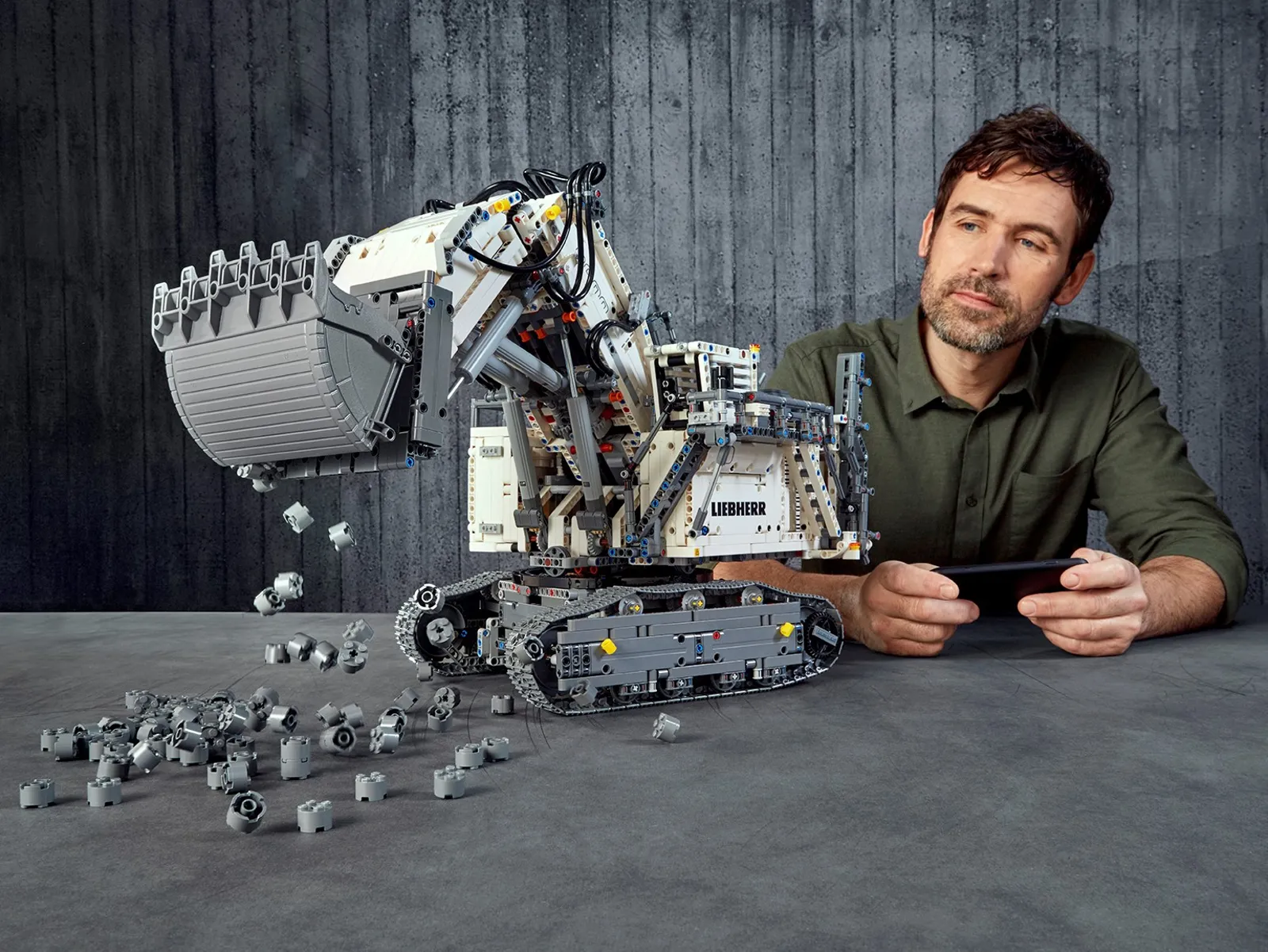 LEGO Technic 42100 - Liebherr R 9800 Excavator - Image 11