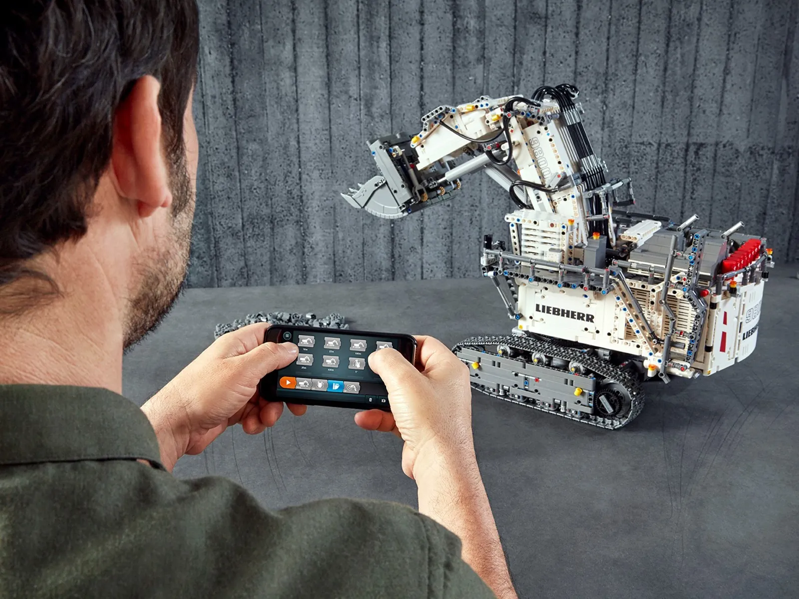 LEGO Technic 42100 - Liebherr R 9800 Excavator - Image 12