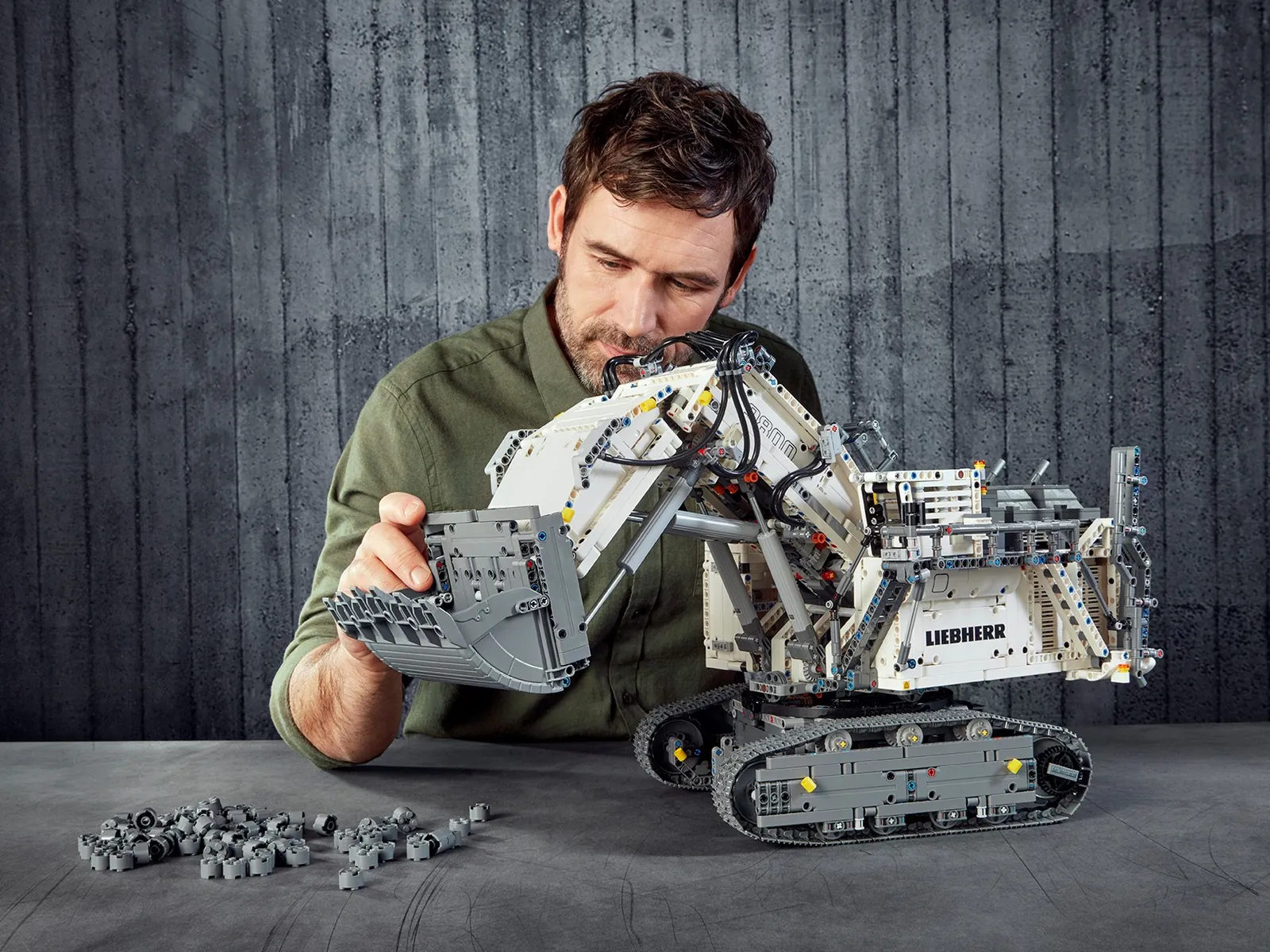 LEGO Technic 42100 - Liebherr R 9800 Excavator - Image 13