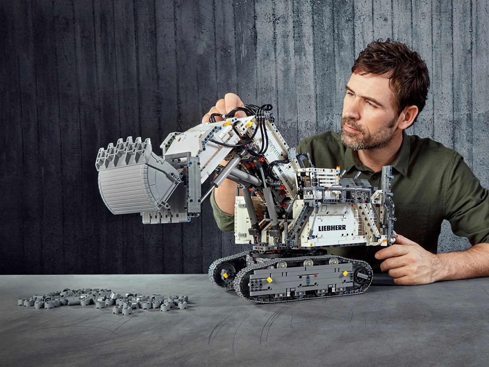 LEGO Technic 42100 - Liebherr R 9800 Excavator - Image 14