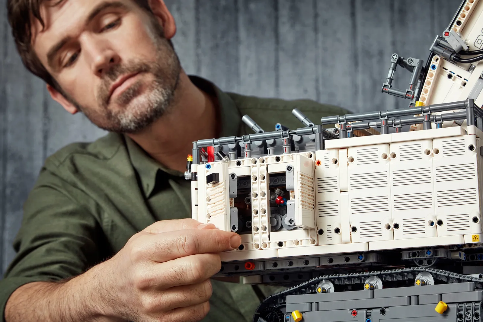 LEGO Technic 42100 - Liebherr R 9800 Excavator - Image 15