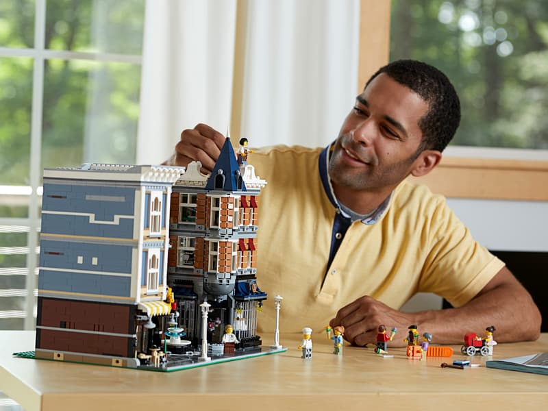 LEGO Creator Expert 10255 - Assembly Square - Image 7