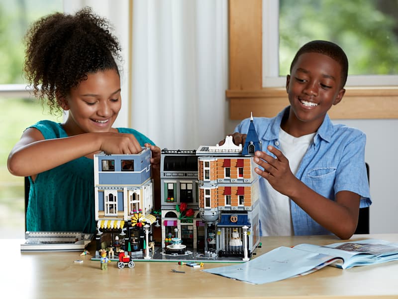 LEGO Creator Expert 10255 - Assembly Square - Image 8